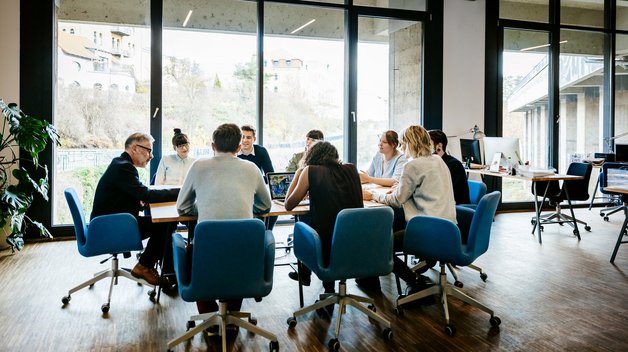 Business Meeting an einem Konferenztisch